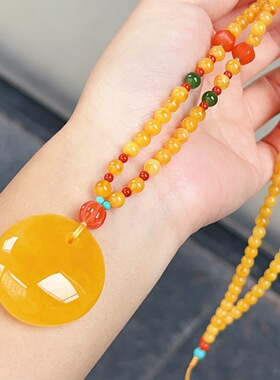 焦皮料满蜜鸡油黄蜜蜡平安扣吊坠，重21.2克，尺寸45.9-23.2mm。