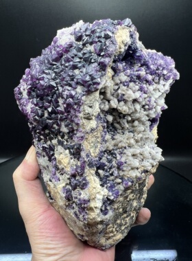 稀有大晶体三角三八面体萤石Triangular trioctahedron fluorite
