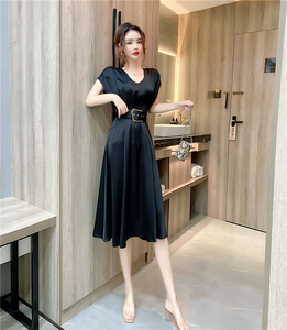 RM19527#夏装时髦气质V领高腰显瘦中长款大摆A字缎面连衣裙