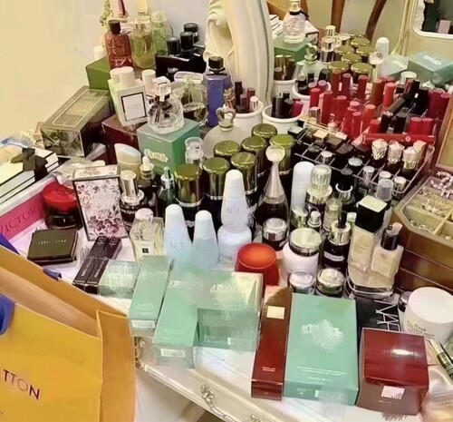 粉底液链接套装大牌护肤品彩妆样品网红直播间装饰公司样板间摆件