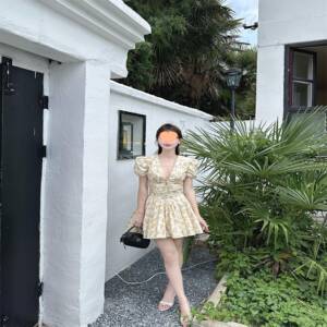 清新甜美V领蝴蝶结黄色印花连衣裙2026年夏季新款别致绝美A字短裙
