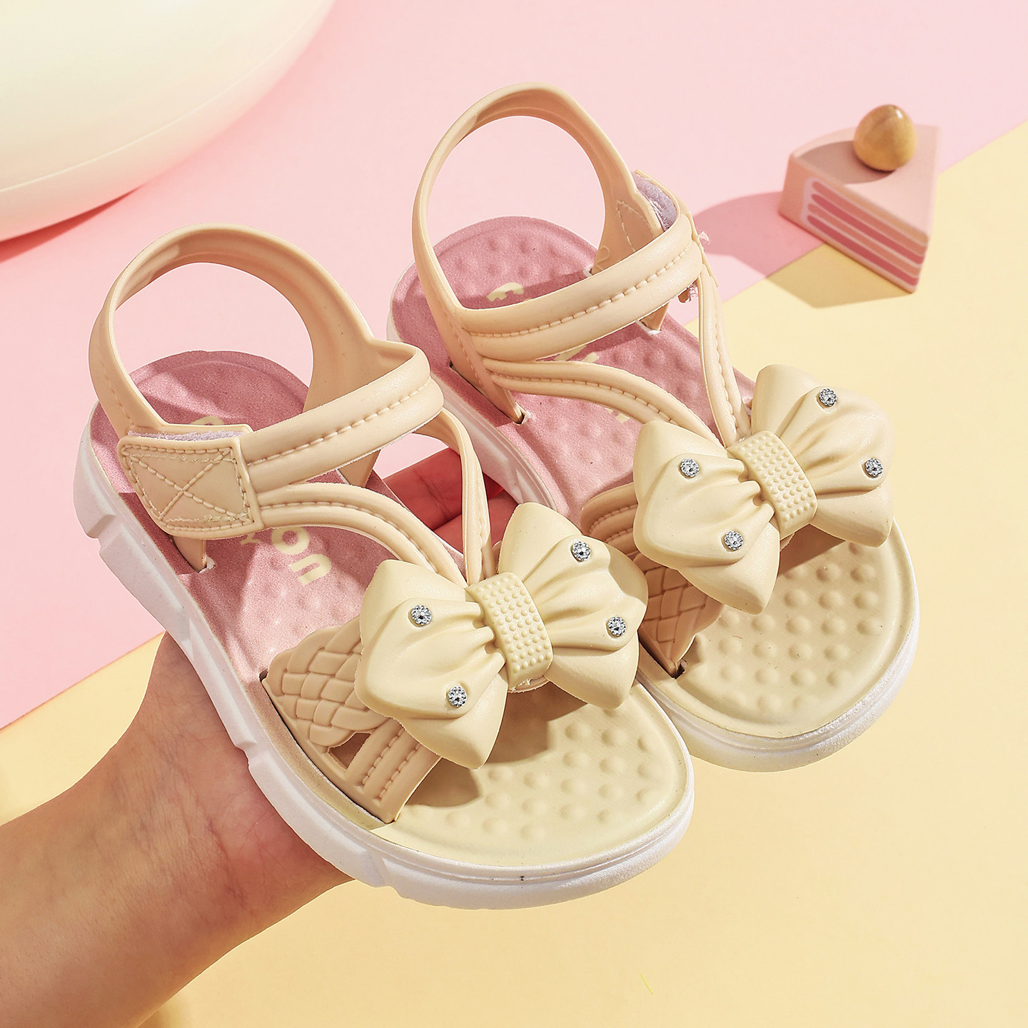 2026年新款儿童凉鞋夏季女童软底公主宝宝防滑沙滩学生可爱塑料鞋
