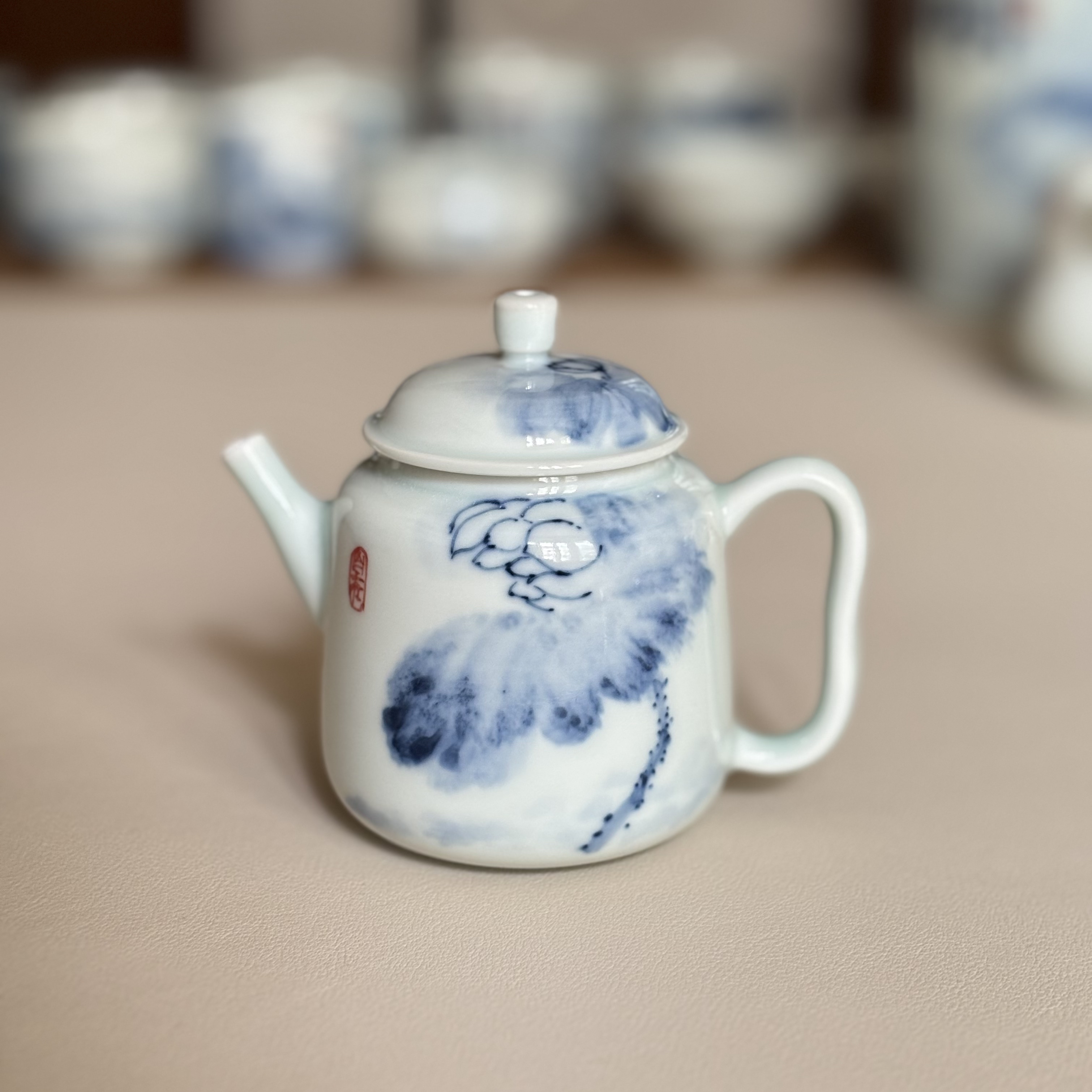 归舟柴窑手绘青花瓷带盖茶壶