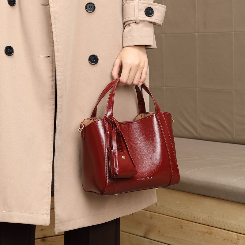2025高级感新娘婚包复古红色油蜡皮日常可用结婚手提水桶包斜挎包,箱包皮具/热销女包/男包,通用款女包,淘宝优惠券,粉丝福利购,淘宝优惠卷