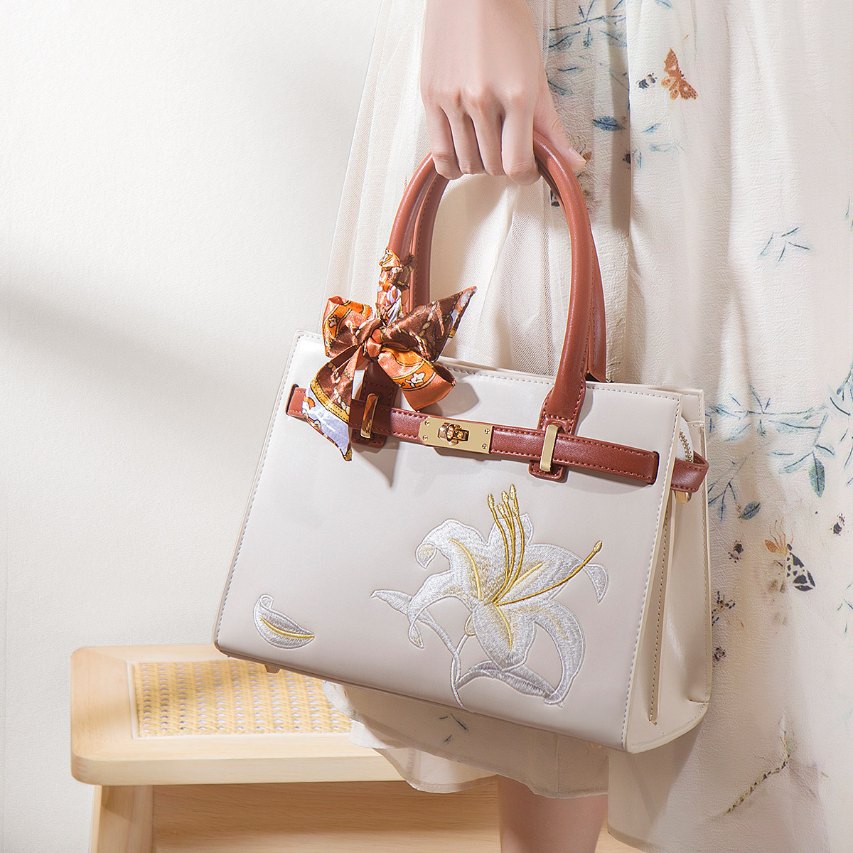 母亲节礼物包包实用刺绣妈妈包大气大容量中年女款手提包简约时尚