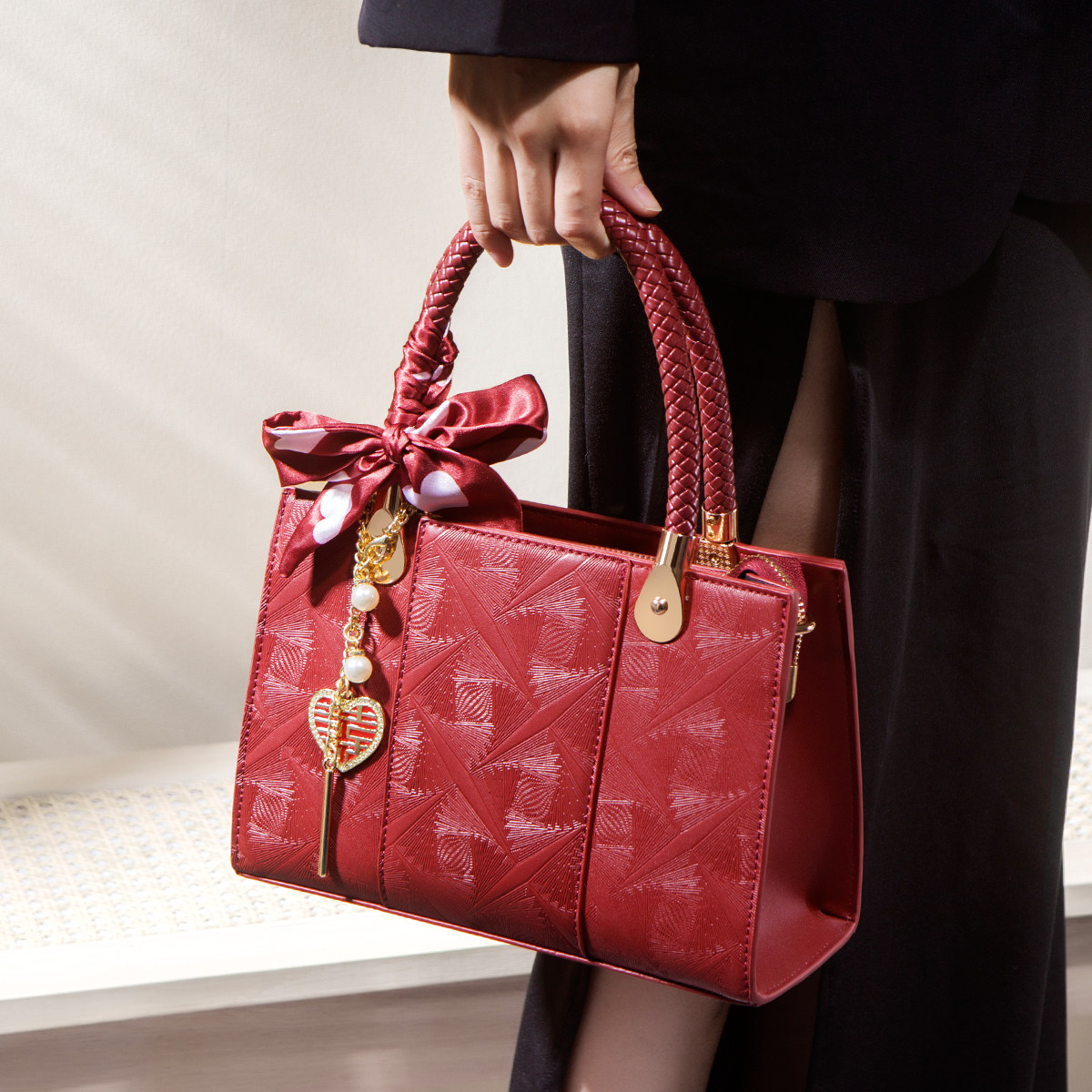 婚包女2025新款红色新娘结婚包喜婆婆婚宴包礼物妈妈款通勤斜挎包