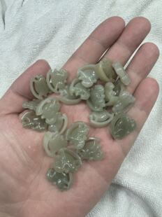 和田玉小木马吊坠.和田玉小马挂件.天然和田玉旋转木马项链玉坠