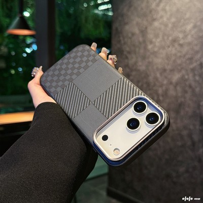 肤感抗指纹适用苹果17promax手机壳碳纤维纹理高档素皮iPhone16promax保护壳ip15pm金属按键14pro商务高级感