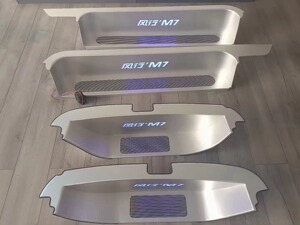 红旗HQ9带灯门槛条迎宾踏板M7
