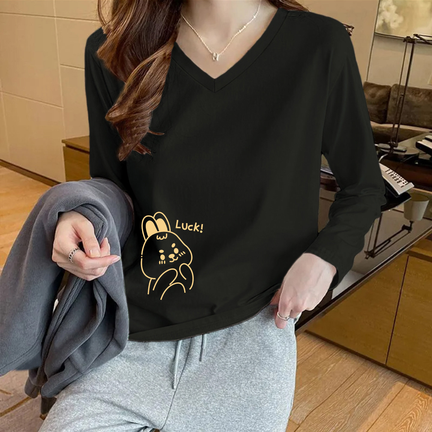 外贸出口品牌清仓纯棉时尚长袖V领t恤女春秋洋气减龄休闲显瘦上衣