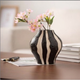 北欧简约条纹陶瓷花瓶黑白造型摆件居家装饰高级感
