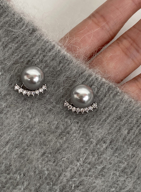 DOUDOUSTORE925银针清冷灰色括号珍珠弧度耳钉女精致小巧耳环耳饰