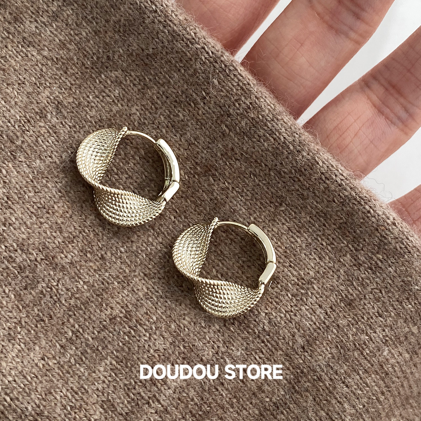 DOUDOUSTORE 燕麦棕调秋冬氛围感咖啡金色耳扣简约百搭高级通勤女