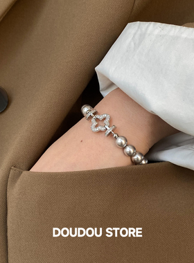 高级感简约四叶草灰色珍珠手链