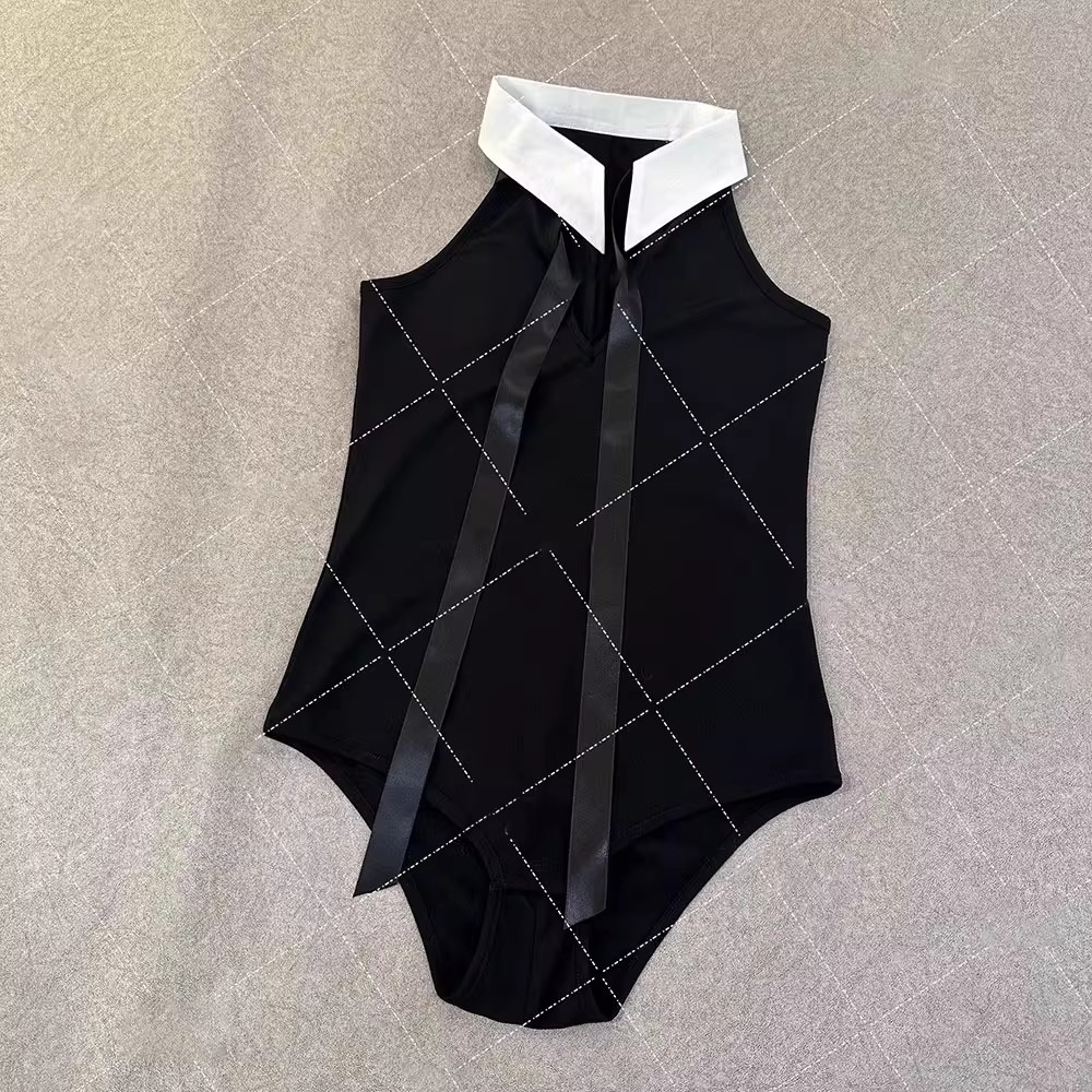 白翻领蝴蝶结连体挂脖黑色吊带