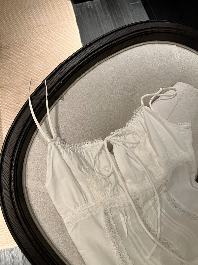 重工蕾丝拼接高级感白色吊带裙