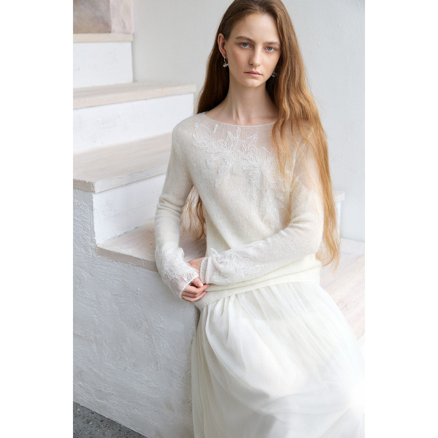 奥芝国浪漫早春白色朦胧透视拼接蕾丝装饰羊驼毛羊毛针织衫女秋冬