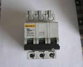 KQ 10C325 SQUARE D KQ 10C325 C25 25 AMP TRIPLE POLE MCB CIRC