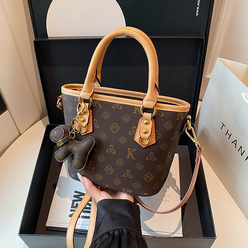 百搭爆款流行手提单肩包