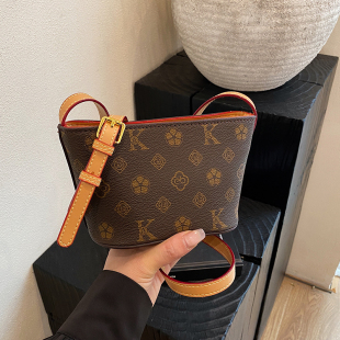 爆款时尚包包女2025秋季新款潮网红百搭斜挎包小众休闲单肩元宝包