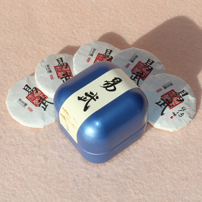 普洱茶生茶云南易武正山普洱茶玲珑小饼荒山乔木大叶种茶小铁罐装