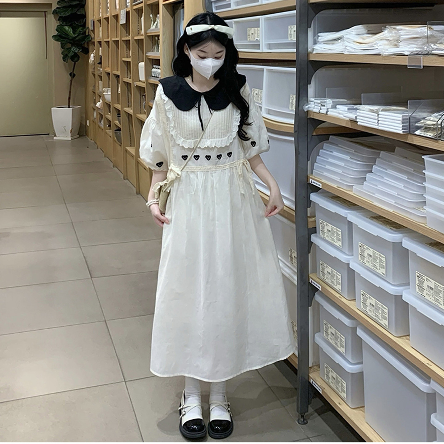 大码显瘦刺绣娃娃领灯笼袖连衣裙图片