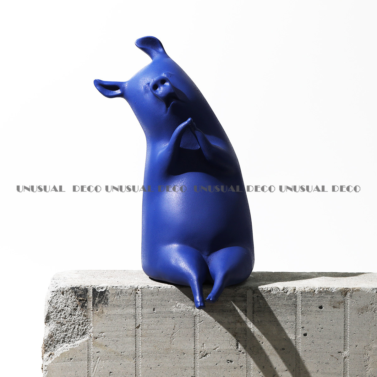 现代简约蓝色可爱小猪摆件雕塑样板房售楼处玄关大厅书房软装饰品