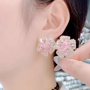 耳环高级感轻奢雪花锆石很仙耳钉2025爆款适合短发超好看韩系耳饰