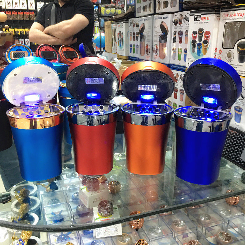 车载烟灰缸多功能通用大容量烟灰缸带LED灯烟灰缸带点烟器烟灰缸