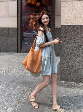 蓝色挂脖连衣裙女2026夏季新款甜美在逃公主法式露肩木耳边娃娃裙