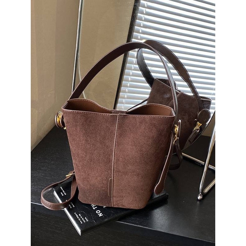 商场品牌小众设计百搭小包包女新款秋冬复古通勤手提水桶包简约单