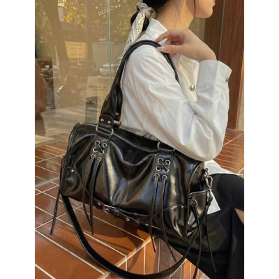 商场品牌潮流手提包2026新款外出通勤机车包大容量质感百搭单肩托