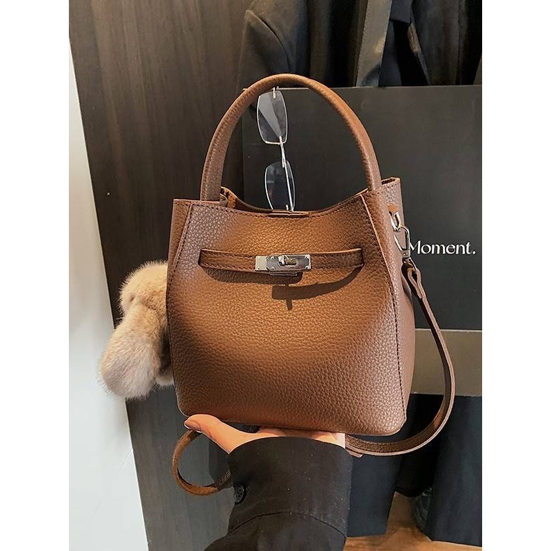 商场品牌高级感复古小包包女2025新款时尚百搭斜挎包流行手提包水