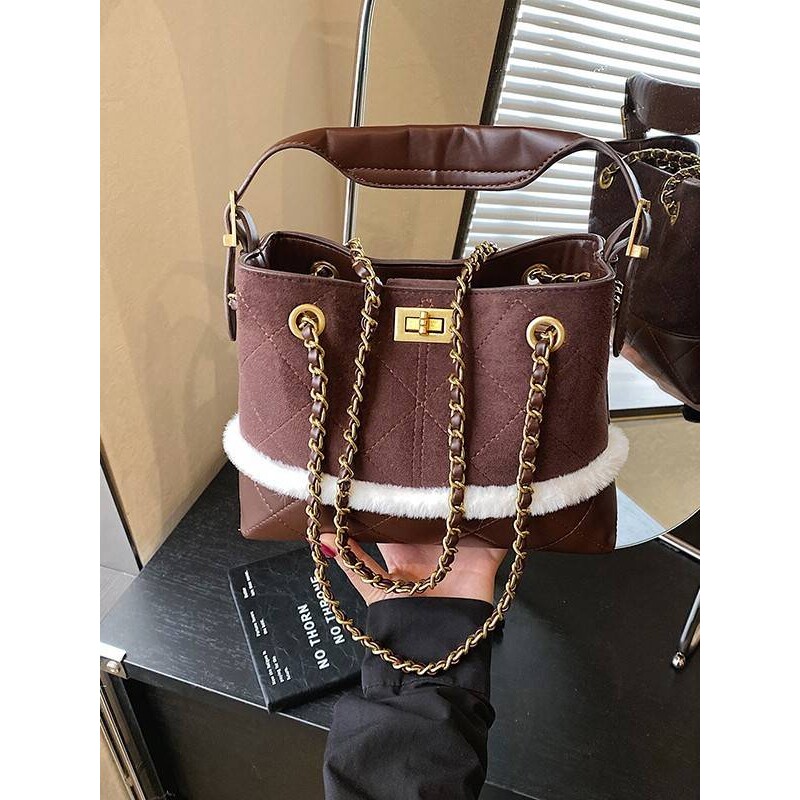商场品牌2025新款复古菱格链条包包女冬季毛绒拼接托特包大容量通