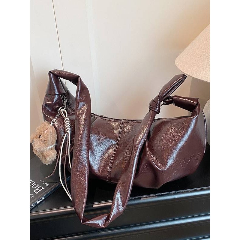 商场品牌小众复古包包女2025冬季新款高级感洋气单肩包时尚百搭斜