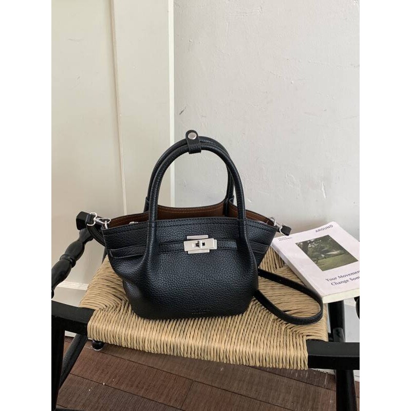 商场品牌时尚设计感手提水桶包新款女包大容量通勤女包单肩斜挎包