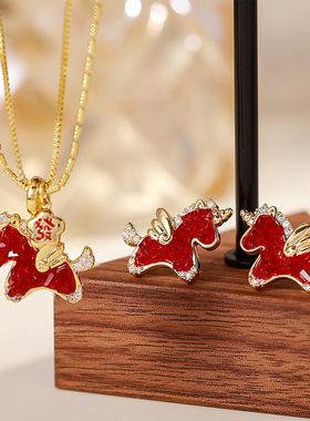 马上有钱红色水晶小马项链女款配饰高级感轻奢小众锁骨链马年饰品