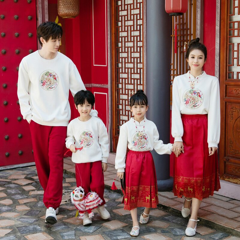 中国风亲子装一家三口汉服母女马面裙套装秋冬龙年过新年加绒卫衣