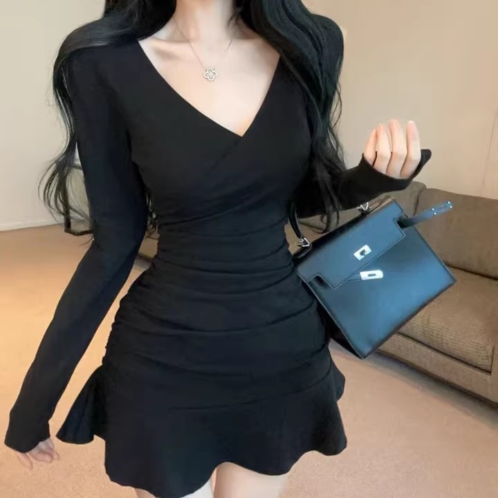 别致甜辣带胸垫方领吊带连衣裙