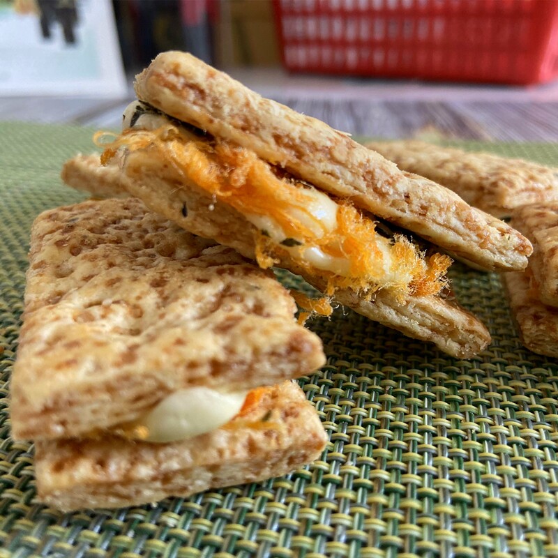 手工牛扎酥饼干现做海苔肉松方块酥咸蛋黄牛轧饼干网红零食千层酥