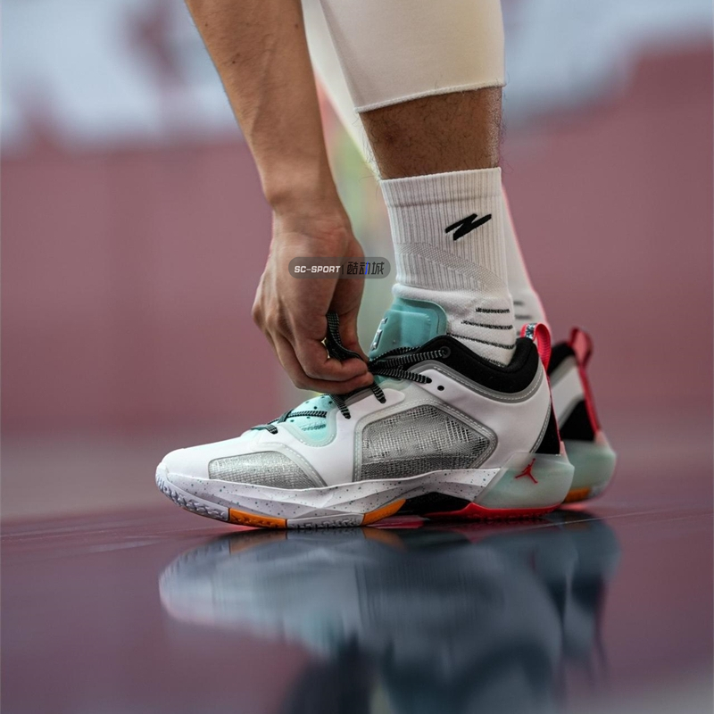 AirJordan37男郭艾伦低帮篮球鞋