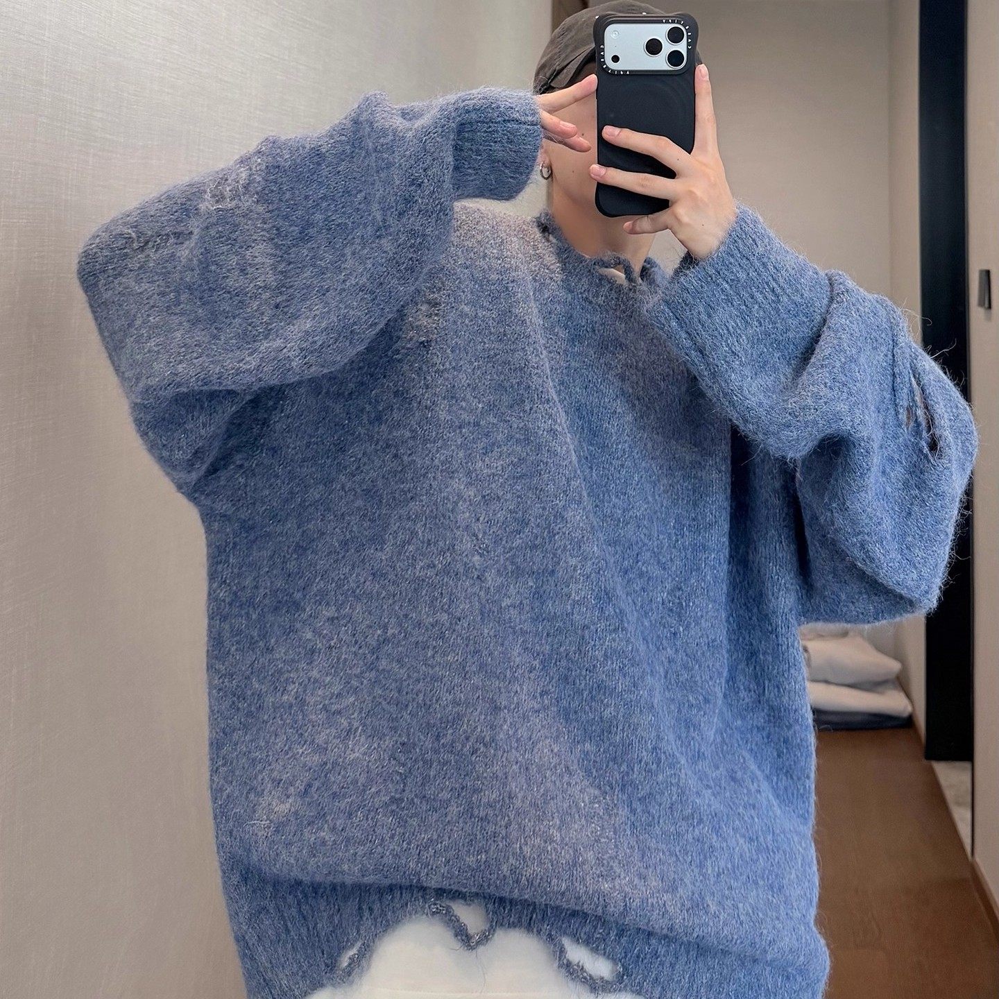 dannyandzee秋冬复古浅蓝色拉毛款大破洞毛边圆领针织毛衣男情侣