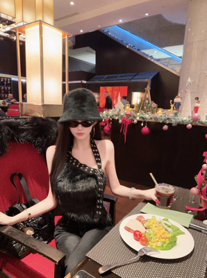 Eva君君酱辣妹不规则设计感挂脖毛毛露背吊带背心女显瘦小众上衣