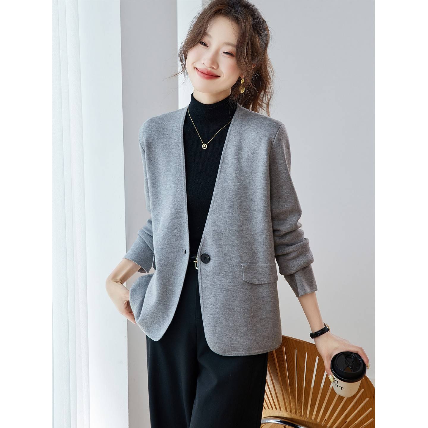 一粒扣灰色v领西装外套女2025秋季新款休闲气质外搭短款针织开衫