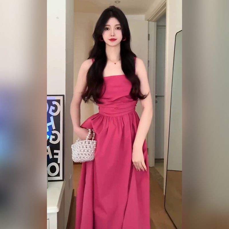 茶歇法式玫红色吊带连衣裙子女夏季2023新款收腰显瘦海边度假长裙