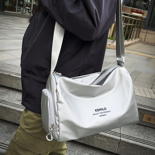 菇八八防水耐脏覆膜斜挎包女