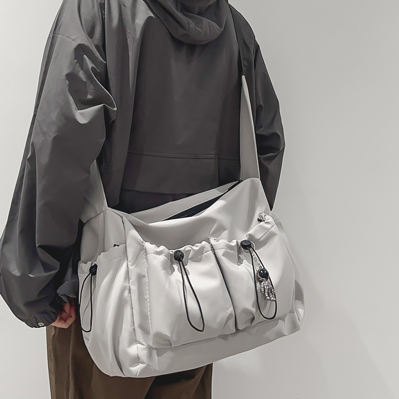 菇八八学生休闲单肩斜挎包邮差包