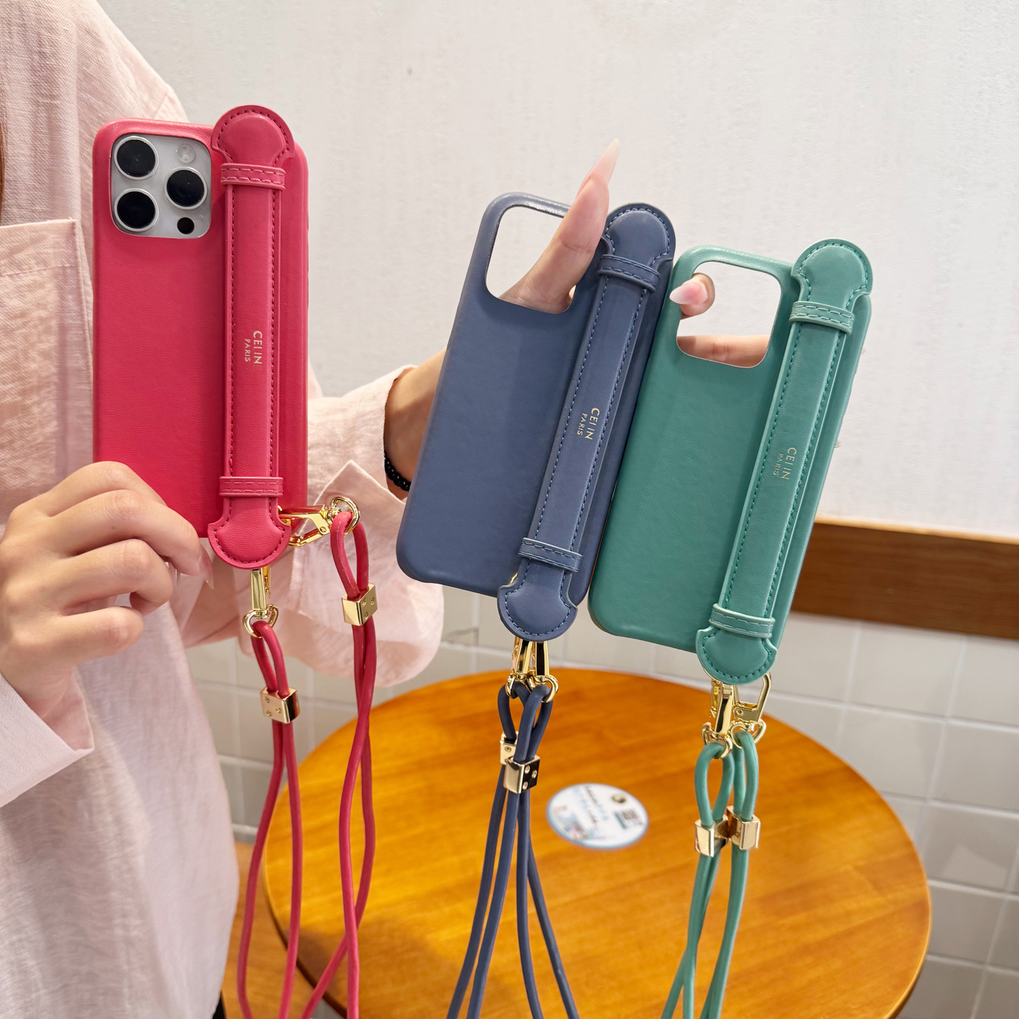 潮牌清新绿色字母手腕带适用苹果16pro手机壳高级感iPhone16promax斜挎挂脖绳pro皮质防摔软壳16pro手拿款