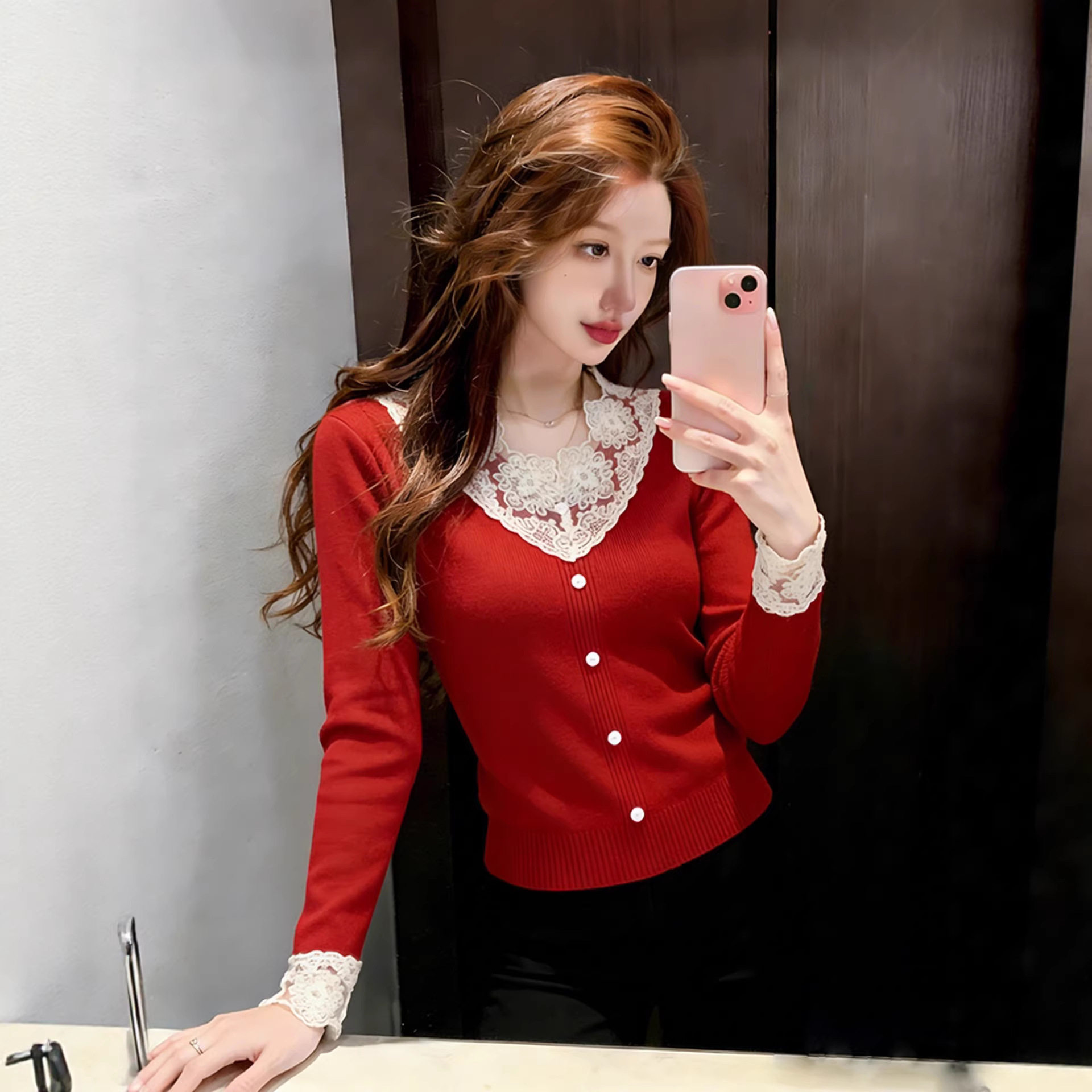 chic蕾丝拼接毛衣女款2026新款别致巨好看法式轻熟新年红色针织衫