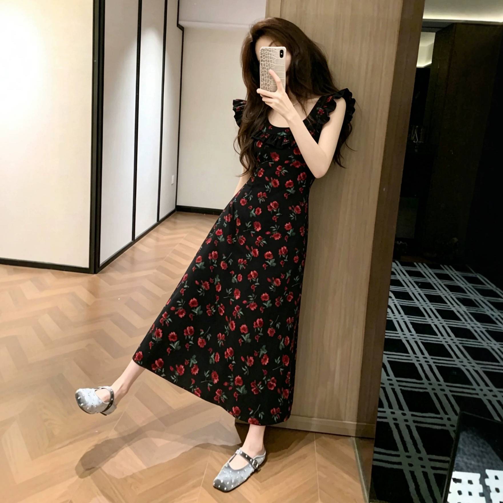 法式玫瑰印花吊带裙方领收腰显瘦黑色大摆裙夏季海边度假风连衣裙